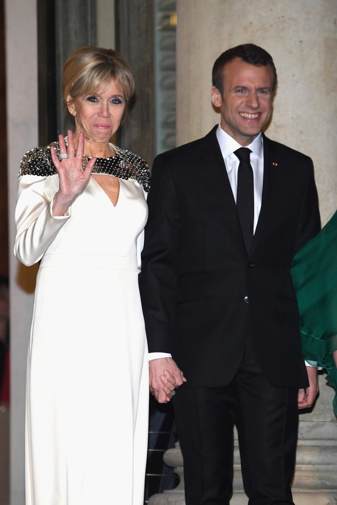 Phong cách sang chảnh của Đệ nhất Phu nhân Pháp Brigitte Macron: 72 tuổi nhưng mặc đồ nhiều người muốn học theo- Ảnh 21. Phong cách sang chảnh của Đệ nhất Phu nhân Pháp Brigitte Macron: 72 tuổi nhưng mặc đồ nhiều người muốn học theo- Ảnh 21.