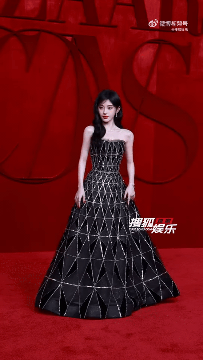 Tưởng Jang Won Young nhưng lại là mỹ nữ 4000 năm trên thảm đỏ: Nhan sắc này không ai giật spotlight nổi- Ảnh 1.