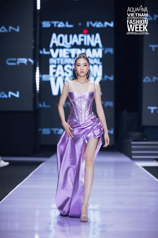 Hai nàng mẫu 19 tuổi catwalk khiến netizen phải so sánh: "Đối thủ Lọ Lem" lép vế trước Á quân quốc tế- Ảnh 4. Hai nàng mẫu 19 tuổi catwalk khiến netizen phải so sánh: "Đối thủ Lọ Lem" lép vế trước Á quân quốc tế- Ảnh 4.