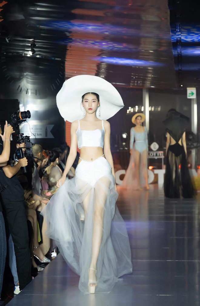 Hai nàng mẫu 19 tuổi catwalk khiến netizen phải so sánh: "Đối thủ Lọ Lem" lép vế trước Á quân quốc tế- Ảnh 5. Hai nàng mẫu 19 tuổi catwalk khiến netizen phải so sánh: "Đối thủ Lọ Lem" lép vế trước Á quân quốc tế- Ảnh 5.