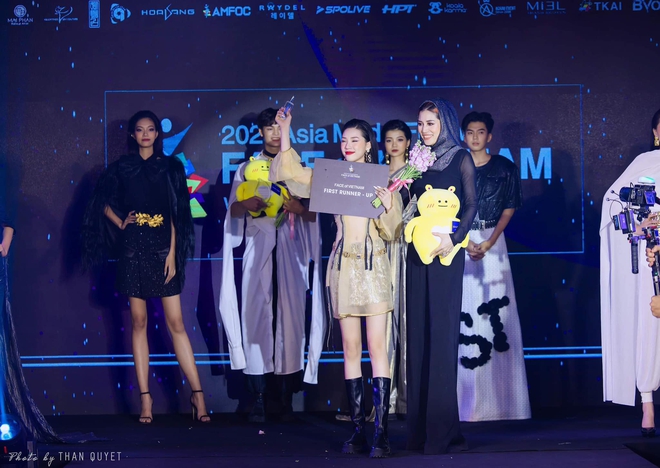 Hai nàng mẫu 19 tuổi catwalk khiến netizen phải so sánh: "Đối thủ Lọ Lem" lép vế trước Á quân quốc tế- Ảnh 2. Hai nàng mẫu 19 tuổi catwalk khiến netizen phải so sánh: "Đối thủ Lọ Lem" lép vế trước Á quân quốc tế- Ảnh 2.