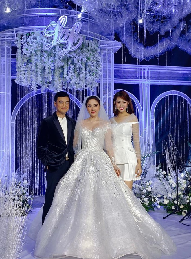 Mỹ nhân Việt lấy chồng giàu nứt vách nhưng kín bưng thông tin, ngày cưới chỉ vỏn vẹn 5 sao Việt tham dự- Ảnh 5. Mỹ nhân Việt lấy chồng giàu nứt vách nhưng kín bưng thông tin, ngày cưới chỉ vỏn vẹn 5 sao Việt tham dự- Ảnh 5.