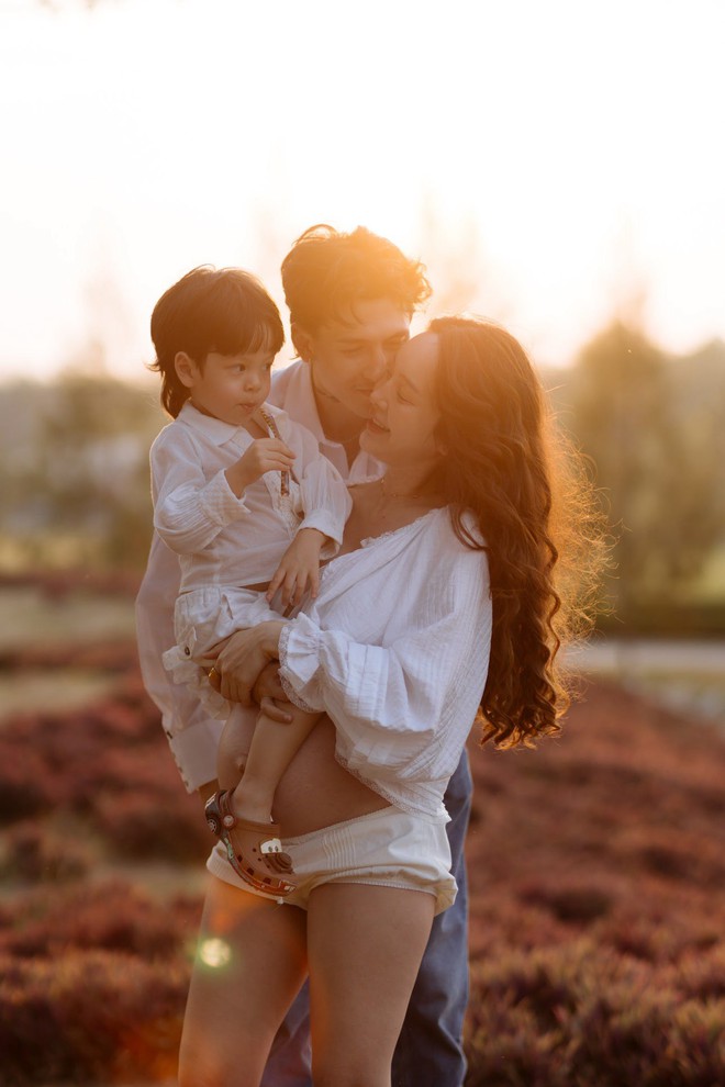 Đi đẻ mà hút gần 20 triệu view, hot mom U40 nhan sắc "đỉnh nóc", đập tan định kiến bà bầu- Ảnh 8. Đi đẻ mà hút gần 20 triệu view, hot mom U40 nhan sắc "đỉnh nóc", đập tan định kiến bà bầu- Ảnh 8.