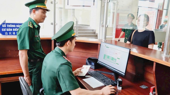 Quảng Ninh: Chính thức vận hành hoạt động xuất nhập cảnh du khách tại Lối thông quan Bắc Phong Sinh- Ảnh 4. Quảng Ninh: Chính thức vận hành hoạt động xuất nhập cảnh du khách tại Lối thông quan Bắc Phong Sinh- Ảnh 4.
