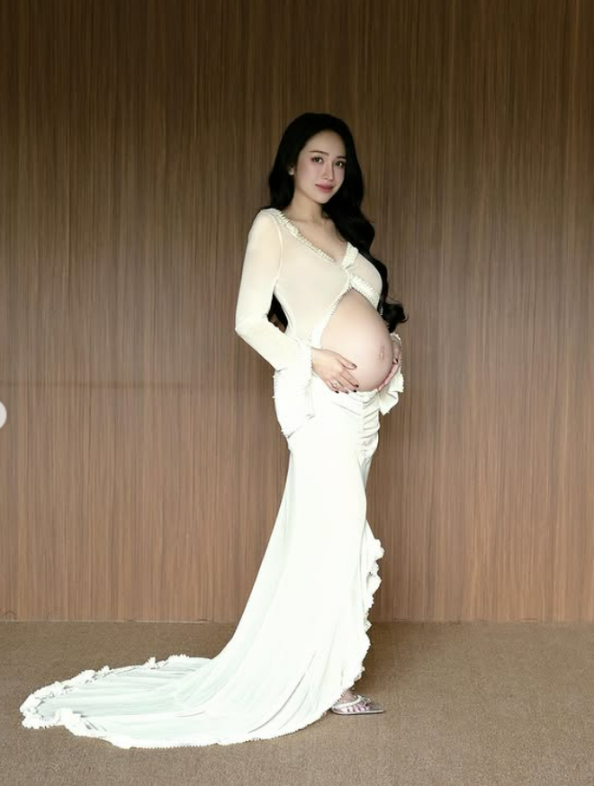 Sắp sửa sinh con lần 4, thiên kim nhà đại gia Minh Nhựa gây trầm trồ vì nhan sắc cực phẩm, riêng phần bụng lại càng xuất sắc- Ảnh 2. Sắp sửa sinh con lần 4, thiên kim nhà đại gia Minh Nhựa gây trầm trồ vì nhan sắc cực phẩm, riêng phần bụng lại càng xuất sắc- Ảnh 2.
