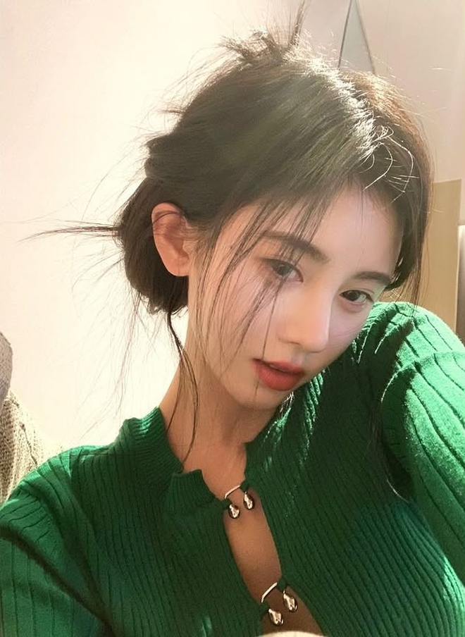 "Mỹ nữ 4000 năm có một" đã visual xuất sắc, lại thêm style sành điệu, xinh hết nước chấm- Ảnh 17. "Mỹ nữ 4000 năm có một" đã visual xuất sắc, lại thêm style sành điệu, xinh hết nước chấm- Ảnh 17.