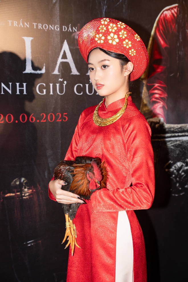 Mai Cát Vi ôm gà đến sự kiện, "lột xác" ở tuổi 16 sau 2 năm giành giải Nữ diễn viên chính xuất sắc- Ảnh 4. Mai Cát Vi ôm gà đến sự kiện, "lột xác" ở tuổi 16 sau 2 năm giành giải Nữ diễn viên chính xuất sắc- Ảnh 4.