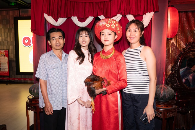 Mai Cát Vi ôm gà đến sự kiện, "lột xác" ở tuổi 16 sau 2 năm giành giải Nữ diễn viên chính xuất sắc- Ảnh 8. Mai Cát Vi ôm gà đến sự kiện, "lột xác" ở tuổi 16 sau 2 năm giành giải Nữ diễn viên chính xuất sắc- Ảnh 8.