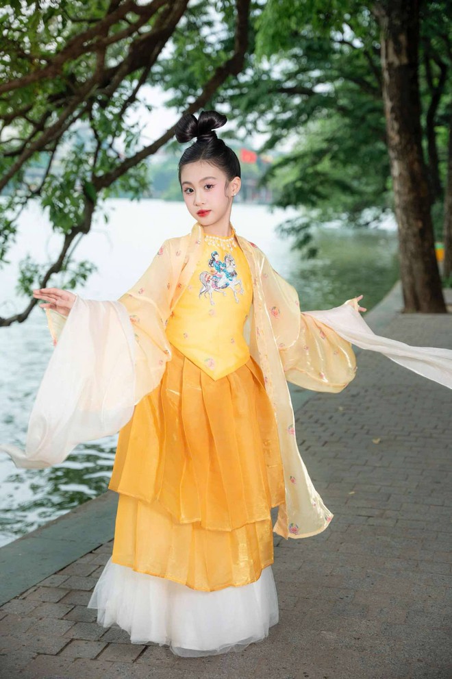 Dàn mẫu nhí chuyên nghiệp và khiếm thính gây ấn tượng tại sự kiện "Hoa Tháng Năm"- Ảnh 6. Dàn mẫu nhí chuyên nghiệp và khiếm thính gây ấn tượng tại sự kiện "Hoa Tháng Năm"- Ảnh 6.