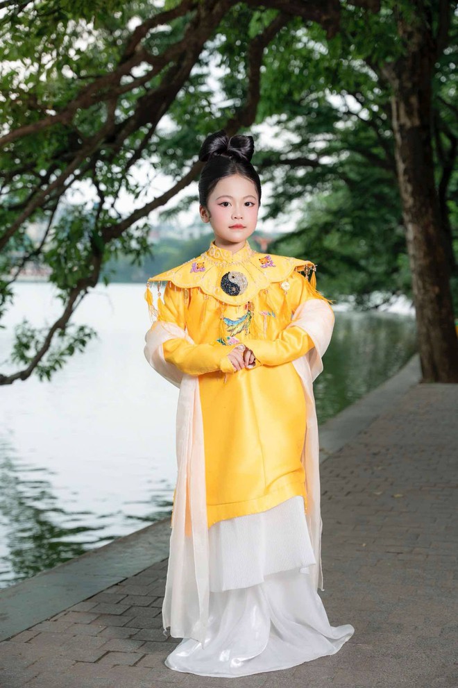 Dàn mẫu nhí chuyên nghiệp và khiếm thính gây ấn tượng tại sự kiện "Hoa Tháng Năm"- Ảnh 5. Dàn mẫu nhí chuyên nghiệp và khiếm thính gây ấn tượng tại sự kiện "Hoa Tháng Năm"- Ảnh 5.