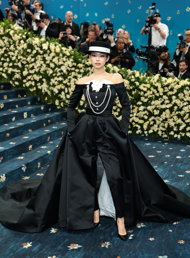 Top 10 sao mặc đẹp tại Met Gala 2025: Bộ 3 BLACKPINK mất hút khỏi danh sách của chủ nhà- Ảnh 14. Top 10 sao mặc đẹp tại Met Gala 2025: Bộ 3 BLACKPINK mất hút khỏi danh sách của chủ nhà- Ảnh 14.