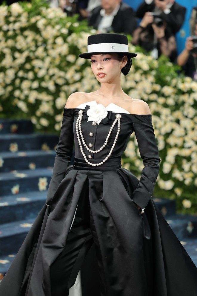 Top 10 sao mặc đẹp tại Met Gala 2025: Bộ 3 BLACKPINK mất hút khỏi danh sách của chủ nhà- Ảnh 15. Top 10 sao mặc đẹp tại Met Gala 2025: Bộ 3 BLACKPINK mất hút khỏi danh sách của chủ nhà- Ảnh 15.