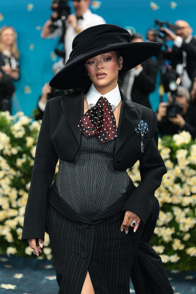 Top 10 sao mặc đẹp tại Met Gala 2025: Bộ 3 BLACKPINK mất hút khỏi danh sách của chủ nhà- Ảnh 11. Top 10 sao mặc đẹp tại Met Gala 2025: Bộ 3 BLACKPINK mất hút khỏi danh sách của chủ nhà- Ảnh 11.