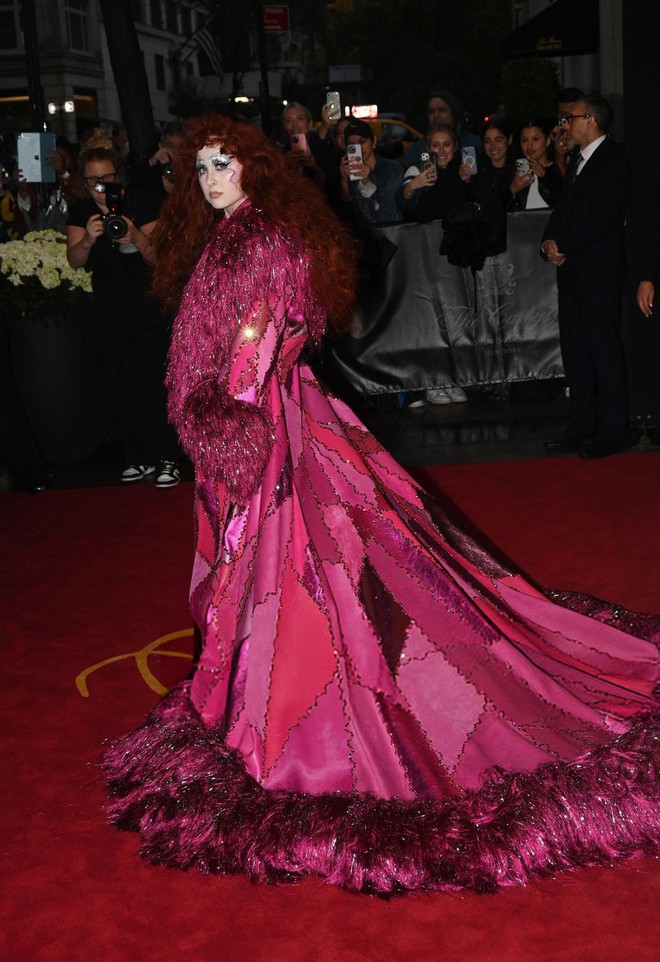 Nữ ca sĩ hơn 7 triệu fan, từng vượt mặt Taylor Swift debut tại Met Gala 2025 với đồ order... eBay- Ảnh 3. Nữ ca sĩ hơn 7 triệu fan, từng vượt mặt Taylor Swift debut tại Met Gala 2025 với đồ order... eBay- Ảnh 3.