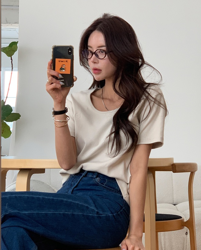 Chị em sẽ mặc đẹp hơn rất nhiều nếu phối 4 mẫu áo này với quần jeans- Ảnh 4. Chị em sẽ mặc đẹp hơn rất nhiều nếu phối 4 mẫu áo này với quần jeans- Ảnh 4.