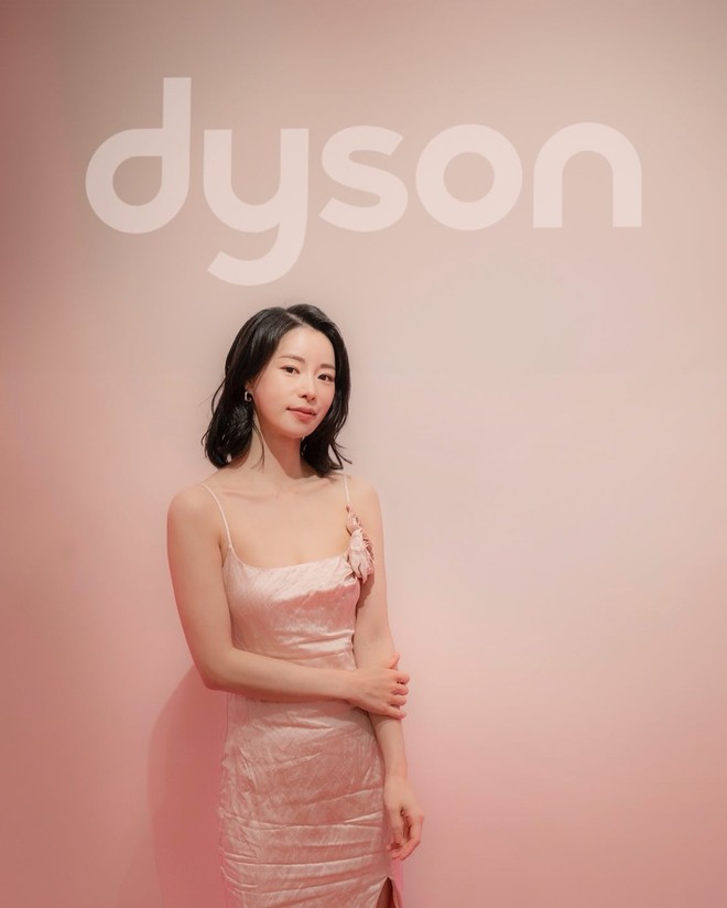 "Kẻ thù" của Song Hye Kyo mới cắt tóc ngắn quá đỗi xinh đẹp, đây chính là kiểu tóc sang và "hack" tuổi đỉnh cho phụ nữ U40- Ảnh 9. "Kẻ thù" của Song Hye Kyo mới cắt tóc ngắn quá đỗi xinh đẹp, đây chính là kiểu tóc sang và "hack" tuổi đỉnh cho phụ nữ U40- Ảnh 9.