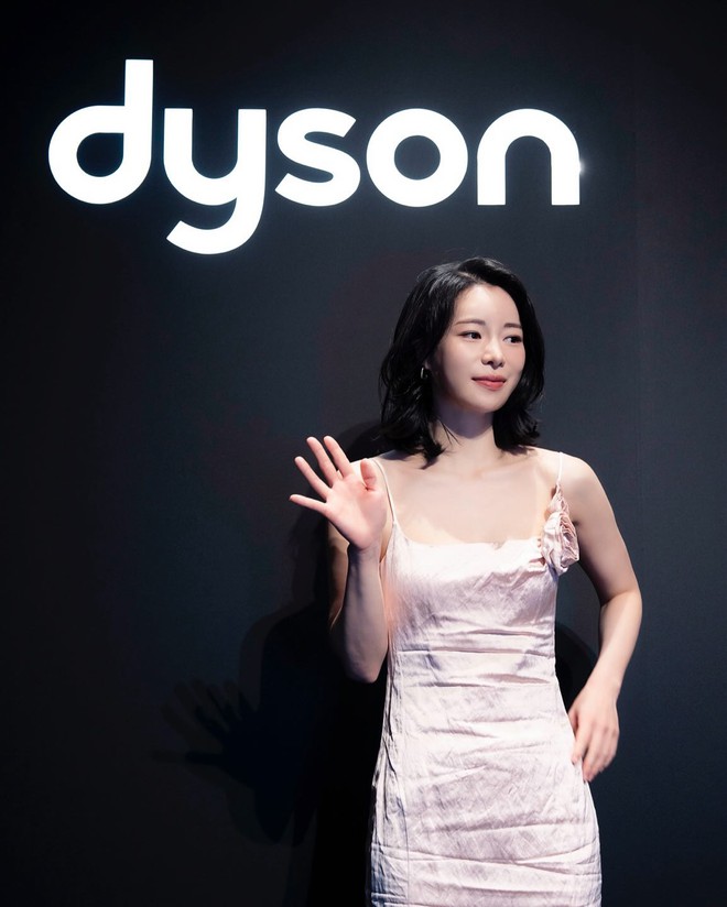 "Kẻ thù" của Song Hye Kyo mới cắt tóc ngắn quá đỗi xinh đẹp, đây chính là kiểu tóc sang và "hack" tuổi đỉnh cho phụ nữ U40- Ảnh 8. "Kẻ thù" của Song Hye Kyo mới cắt tóc ngắn quá đỗi xinh đẹp, đây chính là kiểu tóc sang và "hack" tuổi đỉnh cho phụ nữ U40- Ảnh 8.