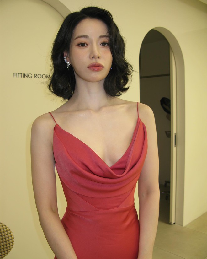 "Kẻ thù" của Song Hye Kyo mới cắt tóc ngắn quá đỗi xinh đẹp, đây chính là kiểu tóc sang và "hack" tuổi đỉnh cho phụ nữ U40- Ảnh 6. "Kẻ thù" của Song Hye Kyo mới cắt tóc ngắn quá đỗi xinh đẹp, đây chính là kiểu tóc sang và "hack" tuổi đỉnh cho phụ nữ U40- Ảnh 6.