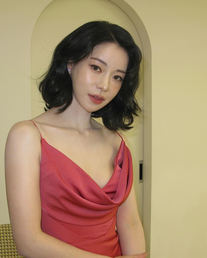"Kẻ thù" của Song Hye Kyo mới cắt tóc ngắn quá đỗi xinh đẹp, đây chính là kiểu tóc sang và "hack" tuổi đỉnh cho phụ nữ U40- Ảnh 7. "Kẻ thù" của Song Hye Kyo mới cắt tóc ngắn quá đỗi xinh đẹp, đây chính là kiểu tóc sang và "hack" tuổi đỉnh cho phụ nữ U40- Ảnh 7.