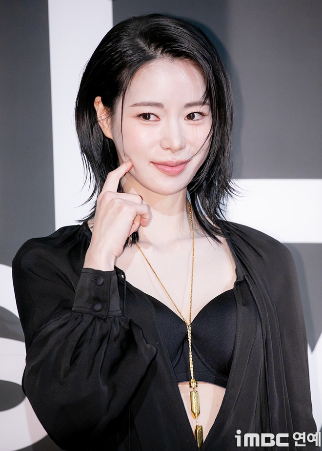 "Kẻ thù" của Song Hye Kyo mới cắt tóc ngắn quá đỗi xinh đẹp, đây chính là kiểu tóc sang và "hack" tuổi đỉnh cho phụ nữ U40- Ảnh 10. "Kẻ thù" của Song Hye Kyo mới cắt tóc ngắn quá đỗi xinh đẹp, đây chính là kiểu tóc sang và "hack" tuổi đỉnh cho phụ nữ U40- Ảnh 10.