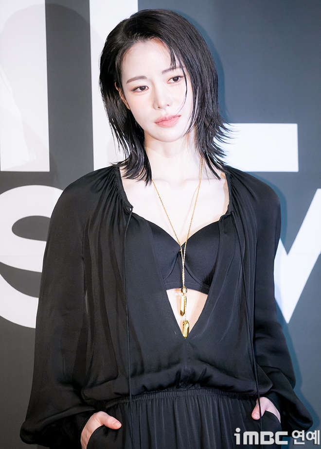 "Kẻ thù" của Song Hye Kyo mới cắt tóc ngắn quá đỗi xinh đẹp, đây chính là kiểu tóc sang và "hack" tuổi đỉnh cho phụ nữ U40- Ảnh 11. "Kẻ thù" của Song Hye Kyo mới cắt tóc ngắn quá đỗi xinh đẹp, đây chính là kiểu tóc sang và "hack" tuổi đỉnh cho phụ nữ U40- Ảnh 11.