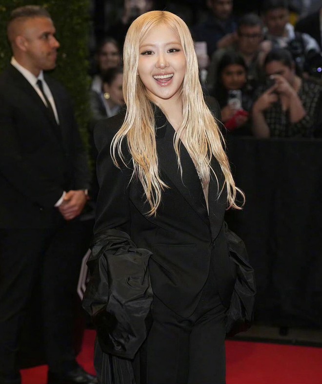 Loạt tiết lộ của Rosé về mái tóc ướt bị chê bai tại Met Gala 2025- Ảnh 4. Loạt tiết lộ của Rosé về mái tóc ướt bị chê bai tại Met Gala 2025- Ảnh 4.