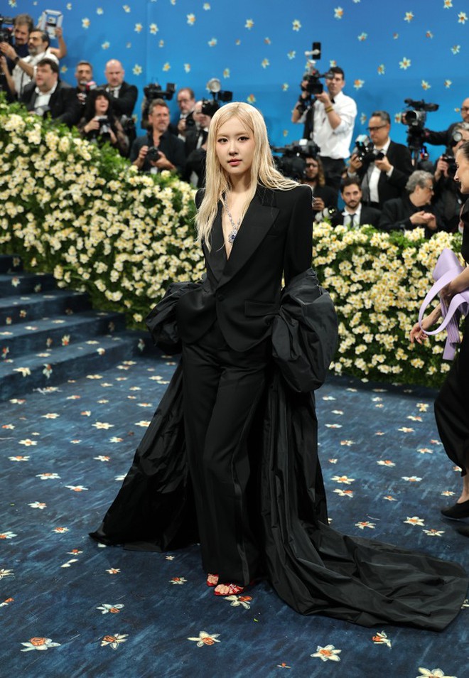 Loạt tiết lộ của Rosé về mái tóc ướt bị chê bai tại Met Gala 2025- Ảnh 2. Loạt tiết lộ của Rosé về mái tóc ướt bị chê bai tại Met Gala 2025- Ảnh 2.