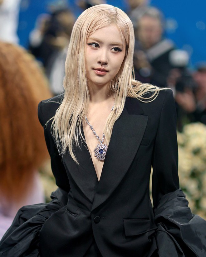 Loạt tiết lộ của Rosé về mái tóc ướt bị chê bai tại Met Gala 2025- Ảnh 1. Loạt tiết lộ của Rosé về mái tóc ướt bị chê bai tại Met Gala 2025- Ảnh 1.