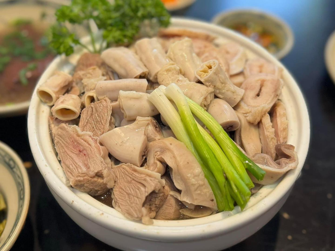 Dân sành ăn tiết lộ loạt quán lòng ngon không phải ai cũng biết ở Hà Nội, bất ngờ với nơi bán 500k/đĩa mà khách vẫn nườm nượp- Ảnh 1. Dân sành ăn tiết lộ loạt quán lòng ngon không phải ai cũng biết ở Hà Nội, bất ngờ với nơi bán 500k/đĩa mà khách vẫn nườm nượp- Ảnh 1.