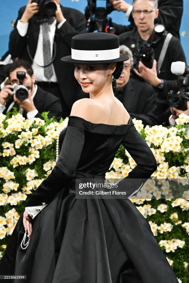 Da thật dàn sao Met Gala bị zoom không thể cận hơn: Kendall lộ khuyết điểm, BLACKPINK thua đại mỹ nhân U60- Ảnh 14.