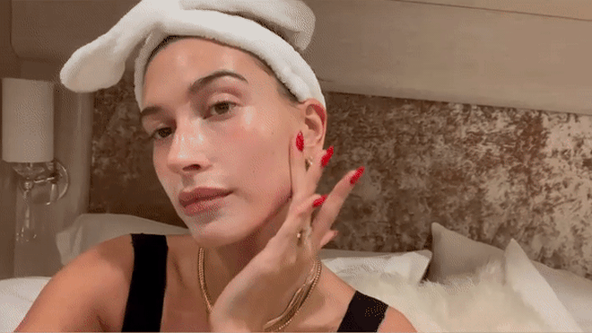 30 triệu lượt xem cách Hailey Bieber chiến thắng hung thần Getty: Hoá ra là mẹo Jennie vẫn dùng, thu nhỏ lỗ chân lông cực đỉnh!- Ảnh 7. 30 triệu lượt xem cách Hailey Bieber chiến thắng hung thần Getty: Hoá ra là mẹo Jennie vẫn dùng, thu nhỏ lỗ chân lông cực đỉnh!- Ảnh 7.