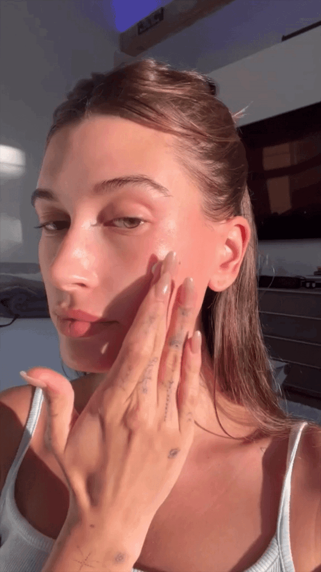 30 triệu lượt xem cách Hailey Bieber chiến thắng hung thần Getty: Hoá ra là mẹo Jennie vẫn dùng, thu nhỏ lỗ chân lông cực đỉnh!- Ảnh 8. 30 triệu lượt xem cách Hailey Bieber chiến thắng hung thần Getty: Hoá ra là mẹo Jennie vẫn dùng, thu nhỏ lỗ chân lông cực đỉnh!- Ảnh 8.