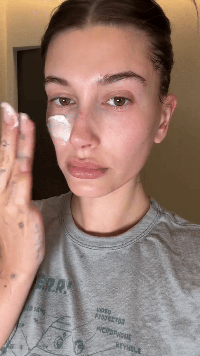 30 triệu lượt xem cách Hailey Bieber chiến thắng hung thần Getty: Hoá ra là mẹo Jennie vẫn dùng, thu nhỏ lỗ chân lông cực đỉnh!- Ảnh 5. 30 triệu lượt xem cách Hailey Bieber chiến thắng hung thần Getty: Hoá ra là mẹo Jennie vẫn dùng, thu nhỏ lỗ chân lông cực đỉnh!- Ảnh 5.