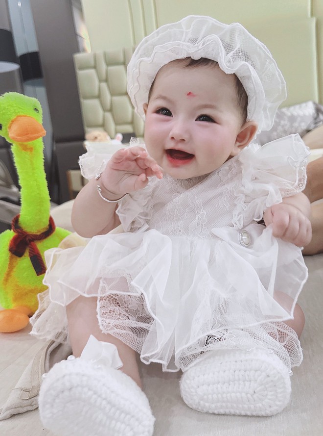Ngắm em bé xinh yêu như Thiên Thần của cựu BTV VTV, sinh xong duy trì đúng 1 thói quen mà mẹ đẹp con khỏe- Ảnh 2. Ngắm em bé xinh yêu như Thiên Thần của cựu BTV VTV, sinh xong duy trì đúng 1 thói quen mà mẹ đẹp con khỏe- Ảnh 2.