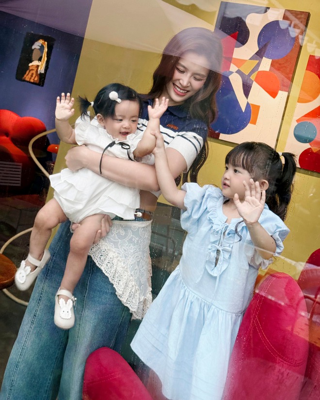 Sướng như 2 công chúa nhà Đông Nhi - Ông Cao Thắng: Được nghỉ dưỡng ở resort 5 sao, Winnie còn biết tạo dáng như siêu mẫu nhí- Ảnh 4. Sướng như 2 công chúa nhà Đông Nhi - Ông Cao Thắng: Được nghỉ dưỡng ở resort 5 sao, hi88.com đăng nhập còn biết tạo dáng như siêu mẫu nhí- Ảnh 4.