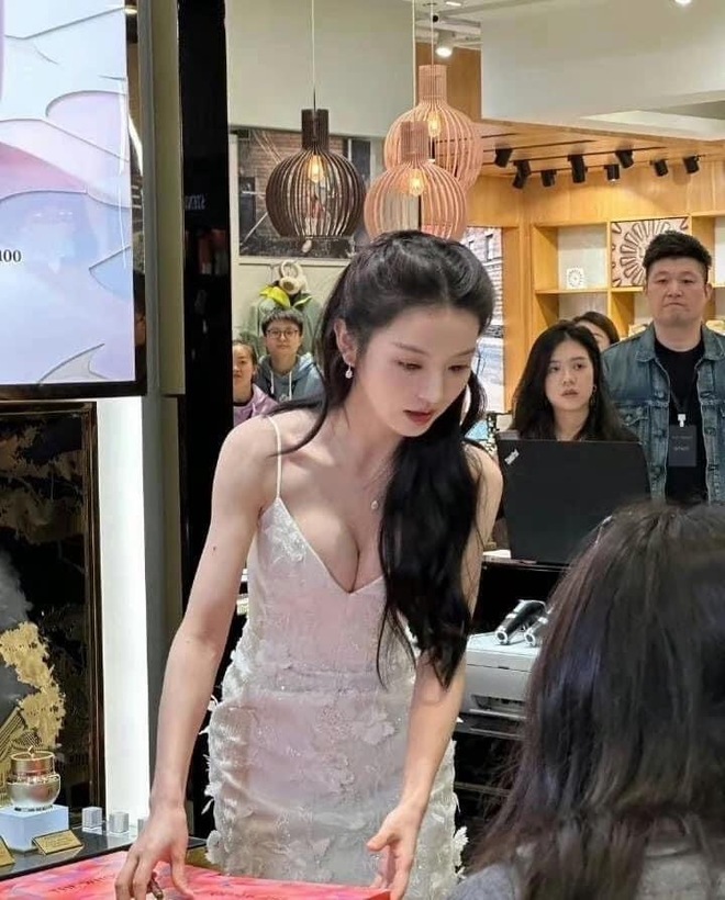 Vòng 1 mất tích của "búp bê Cbiz” Điền Hi Vi- Ảnh 8. Vòng 1 mất tích của "búp bê Cbiz” Điền Hi Vi- Ảnh 8.