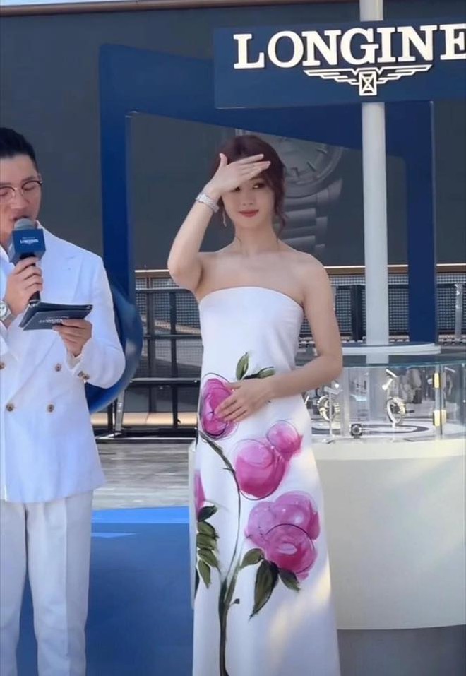 Váy bị chê xấu tệ của Triệu Lệ Dĩnh khiến Dương Tử bị vạ lây- Ảnh 1.