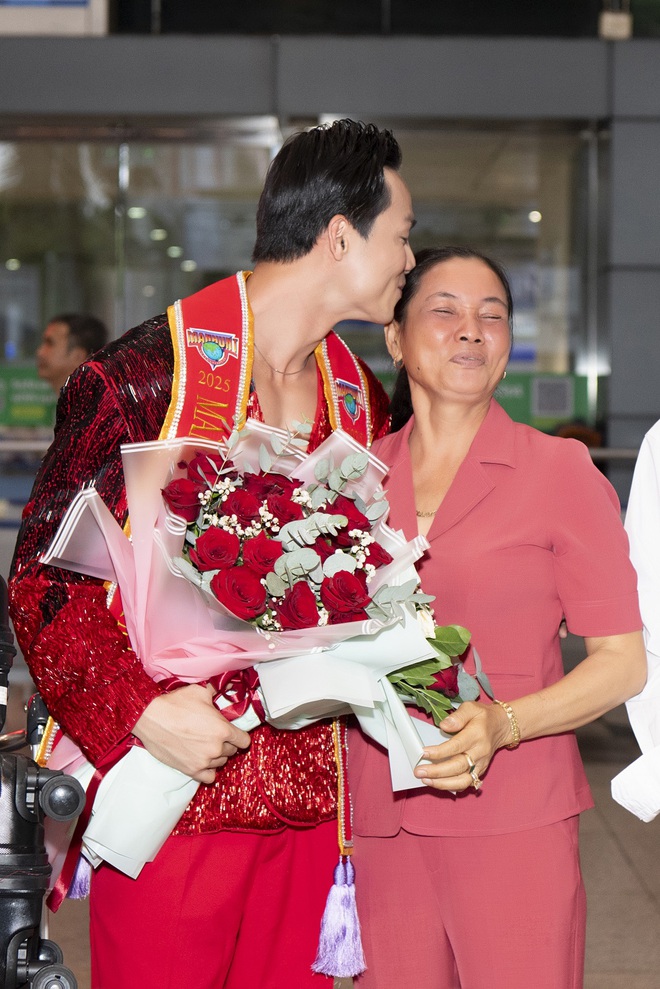 Mẹ á vương Vũ Linh bật khóc tại sân bay- Ảnh 4. Mẹ á vương Vũ hi88.com - hi88.win bật khóc tại sân bay- Ảnh 4.