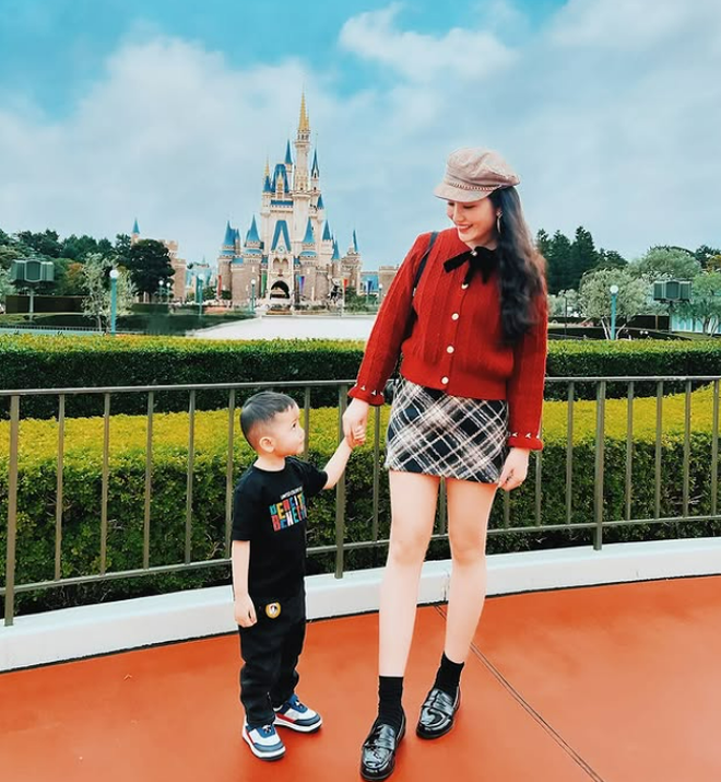 Hơn 1 năm mới đăng ảnh quý tử, hot mom hào môn Primmy Trương nhanh chóng thu hút sự chú ý khi đưa con đi Hơn 1 năm mới đăng ảnh quý tử, hot mom hào môn Primmy Trương nhanh chóng thu hút sự chú ý khi đưa con đi