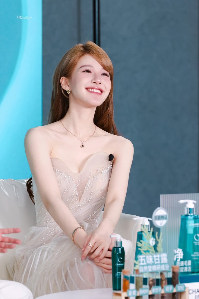 Triệu Lộ Tư mặc đồ thiết kế Việt Nam đẹp xuất thần, xinh nhất trong những lần gần đây- Ảnh 7. Triệu Lộ Tư mặc đồ thiết kế Việt Nam đẹp xuất thần, xinh nhất trong những lần gần đây- Ảnh 7.