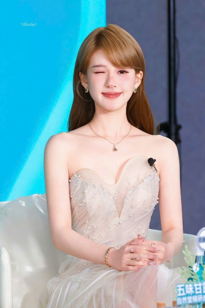 Triệu Lộ Tư mặc đồ thiết kế Việt Nam đẹp xuất thần, xinh nhất trong những lần gần đây- Ảnh 8. Triệu Lộ Tư mặc đồ thiết kế Việt Nam đẹp xuất thần, xinh nhất trong những lần gần đây- Ảnh 8.