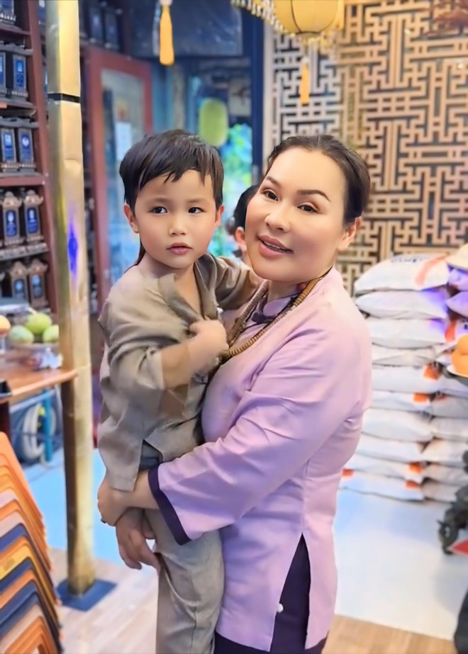 Vợ Quý Bình: "Nhà chồng kêu tôi đừng về chứ không phải tôi không dám về"- Ảnh 2. Vợ Quý Bình: "Nhà chồng kêu tôi đừng về chứ không phải tôi không dám về"- Ảnh 2.