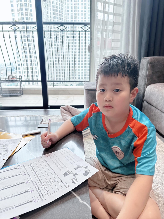 Tâm sự chuyện buồn phiền vì con trai 8 tuổi, vợ cũ tài tử Việt Anh bị chỉ trích thậm tệ, gây tranh cãi bởi - Ảnh 2.