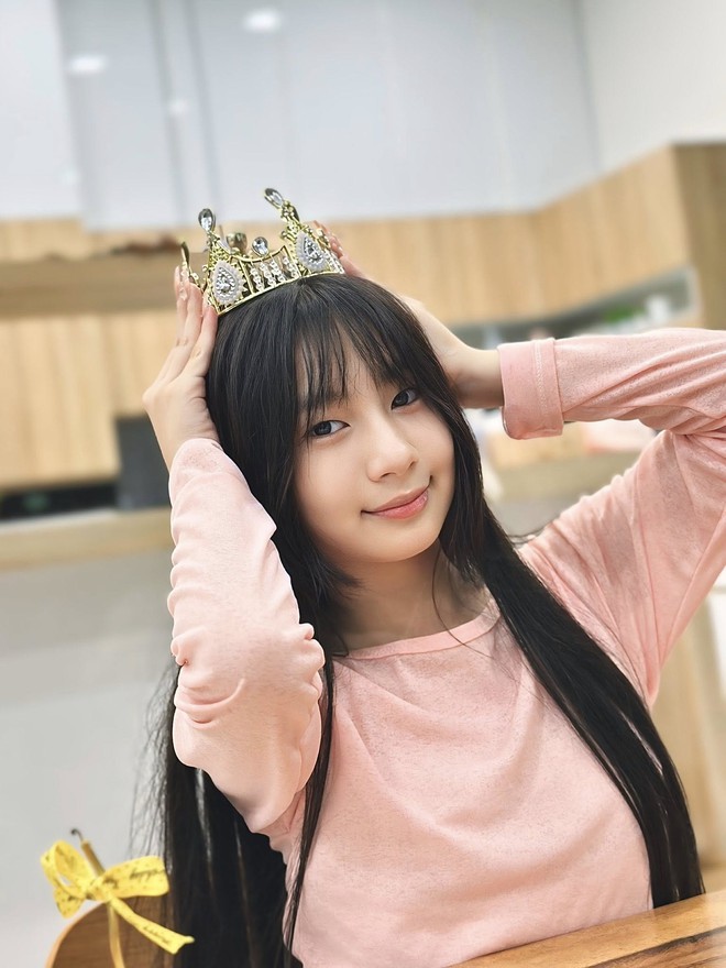 Ái nữ nhà Lý Hải - Minh Hà thổi nến mừng tuổi 12, dân tình trầm trồ vì một đặc điểm gen quá trội- Ảnh 10. Ái nữ nhà Lý Hải - Minh Hà thổi nến mừng tuổi 12, dân tình trầm trồ vì một đặc điểm gen quá trội- Ảnh 10.