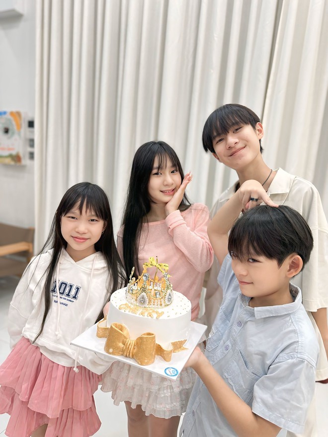 Ái nữ nhà Lý Hải - Minh Hà thổi nến mừng tuổi 12, dân tình trầm trồ vì một đặc điểm gen quá trội- Ảnh 7. Ái nữ nhà Lý Hải - Minh Hà thổi nến mừng tuổi 12, dân tình trầm trồ vì một đặc điểm gen quá trội- Ảnh 7.