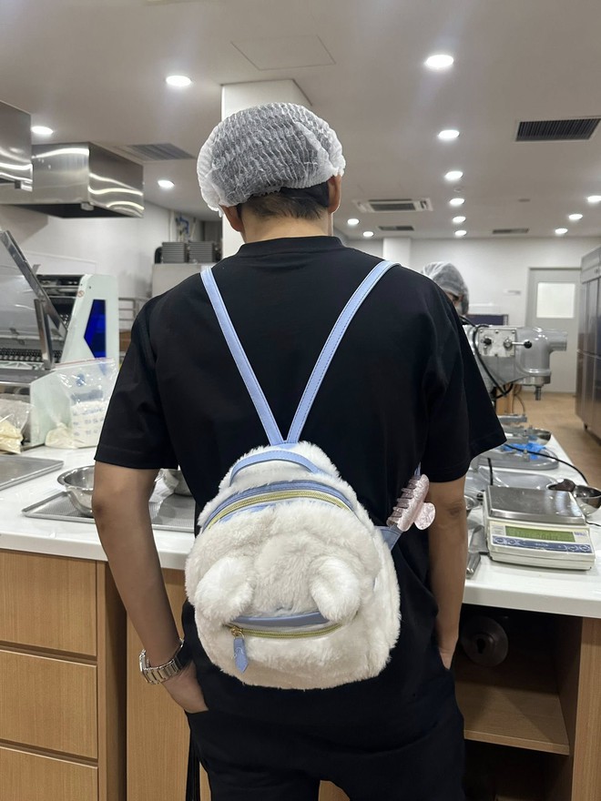 Hot dad Nguyễn Văn Chung bỗng nhiên xuất hiện với giao diện điển trai và nghiêm túc, thế nhưng hệ điều hành Hot dad Nguyễn Văn Chung bỗng nhiên xuất hiện với giao diện điển trai và nghiêm túc, thế nhưng hệ điều hành