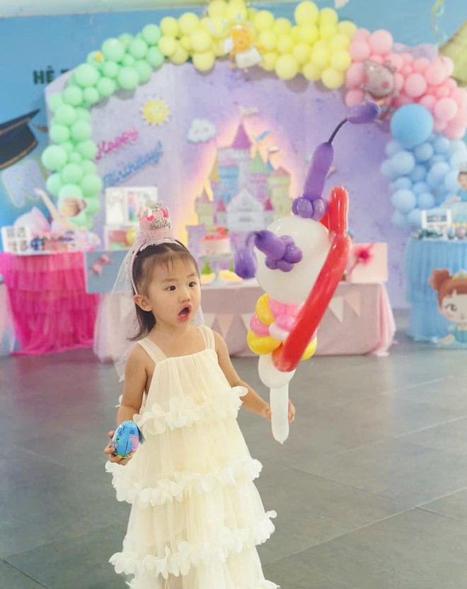 Khoe kiểu tóc hè mát mẻ dành cho con gái, MC Vân Hugo khiến hội bỉm sữa cười nghiêng ngả với thành quả cuối cùng- Ảnh 4. Khoe kiểu tóc hè mát mẻ dành cho con gái, MC Vân Hugo khiến hội bỉm sữa cười nghiêng ngả với thành quả cuối cùng- Ảnh 4.