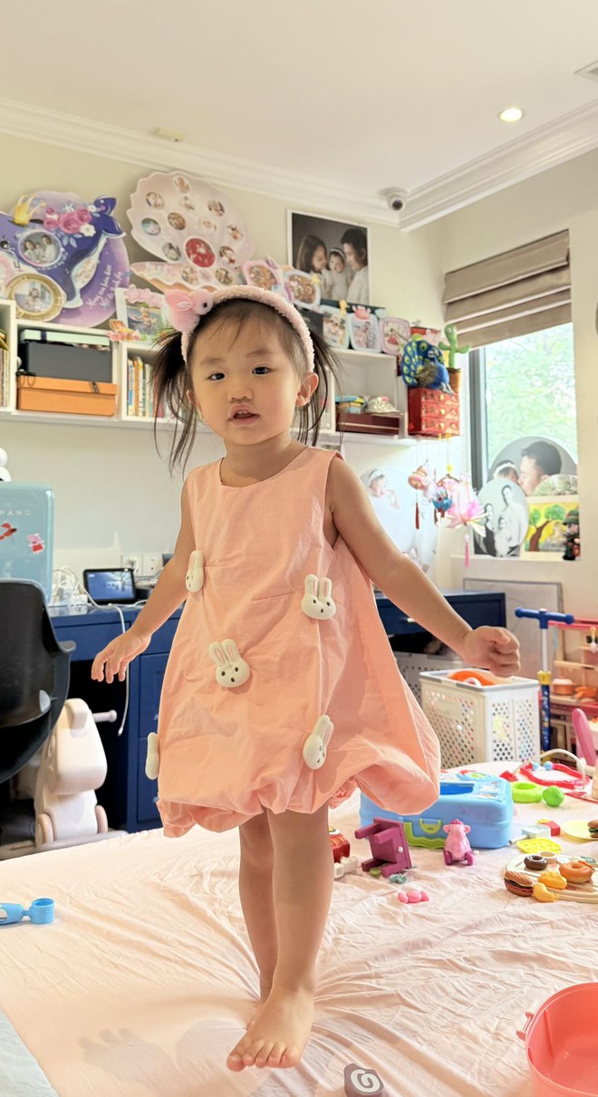 Khoe kiểu tóc hè mát mẻ dành cho con gái, MC Vân Hugo khiến hội bỉm sữa cười nghiêng ngả với thành quả cuối cùng- Ảnh 3. Khoe kiểu tóc hè mát mẻ dành cho con gái, MC Vân Hugo khiến hội bỉm sữa cười nghiêng ngả với thành quả cuối cùng- Ảnh 3.