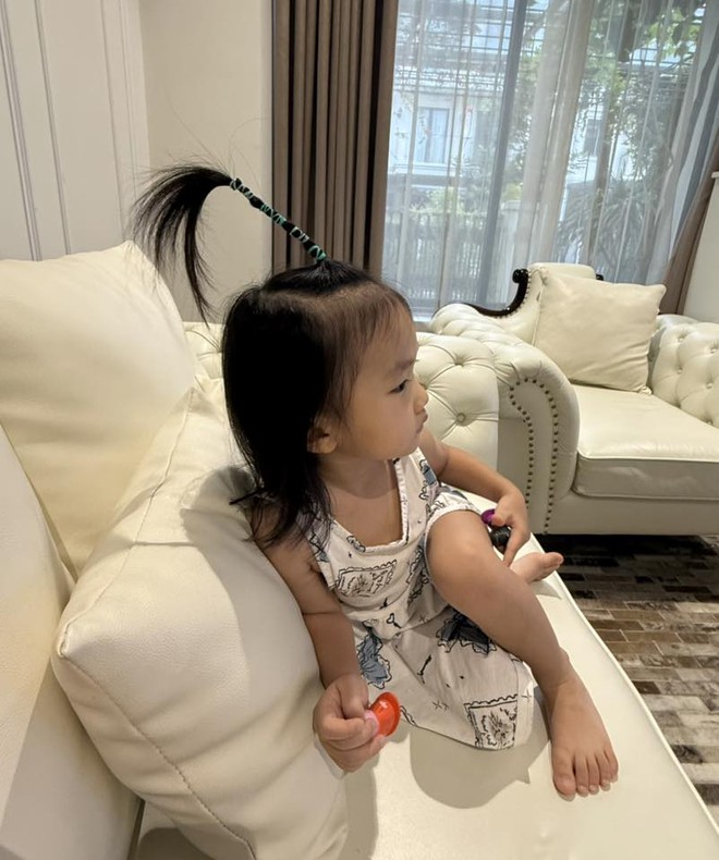 Khoe kiểu tóc hè mát mẻ dành cho con gái, MC Vân Hugo khiến hội bỉm sữa cười nghiêng ngả với thành quả cuối cùng- Ảnh 10. Khoe kiểu tóc hè mát mẻ dành cho con gái, MC Vân Hugo khiến hội bỉm sữa cười nghiêng ngả với thành quả cuối cùng- Ảnh 10.