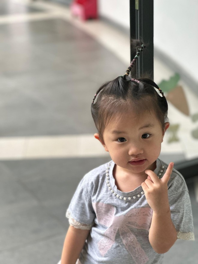Khoe kiểu tóc hè mát mẻ dành cho con gái, MC Vân Hugo khiến hội bỉm sữa cười nghiêng ngả với thành quả cuối cùng- Ảnh 11. Khoe kiểu tóc hè mát mẻ dành cho con gái, MC Vân Hugo khiến hội bỉm sữa cười nghiêng ngả với thành quả cuối cùng- Ảnh 11.